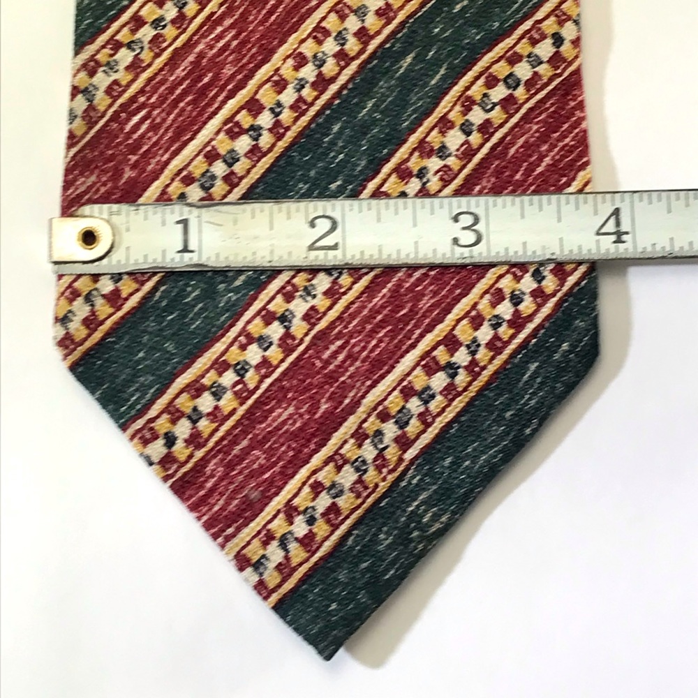 BURBERRY 100% silk luxury designer tie. Made in USA